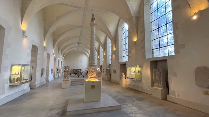 Installé dans l'ancienne abbaye royale de Saint-Remi, écrin de la Sainte-Ampoule classé au patrimoine mondial de l'humanité par l'UNESCO