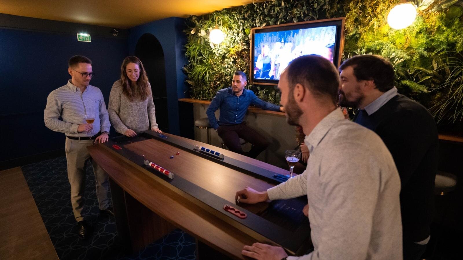 These employees have a great time together at the Ginza Boule in Musikall Reims