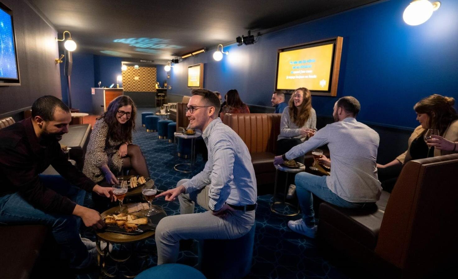 L'espace salon attenant au bar vous permet d'organiser votre activité d'entreprise pour un groupe de collaborateurs