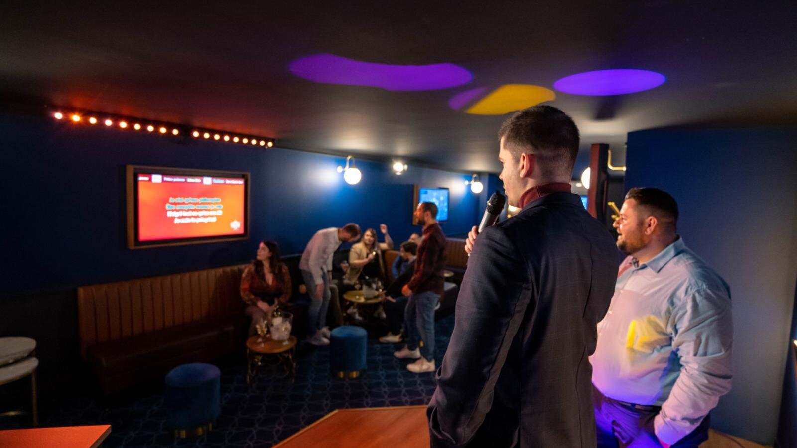 What is the secret of the success of karaoke for your company parties? The guests are themselves the entertainers of your event