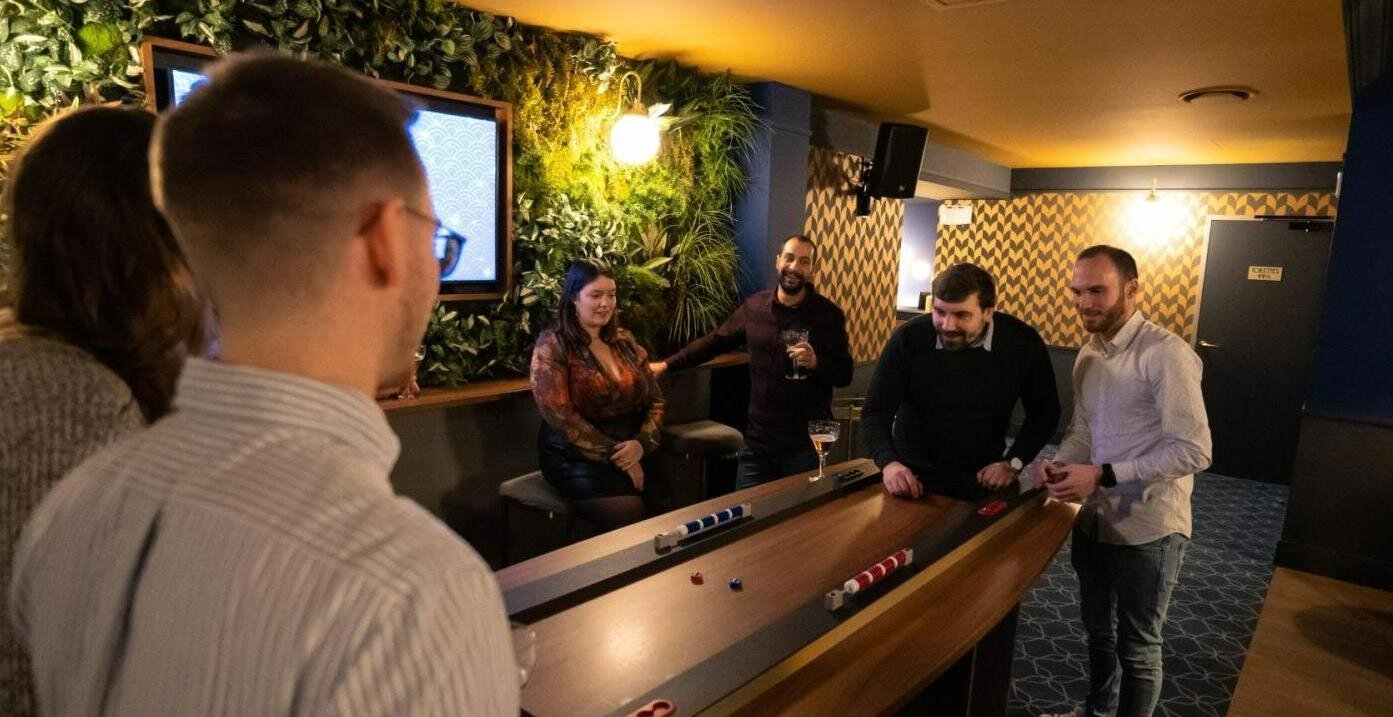 Managers, executives, employees with a microphone in hand this is the ideal activity to create a mix and a moment of conviviality