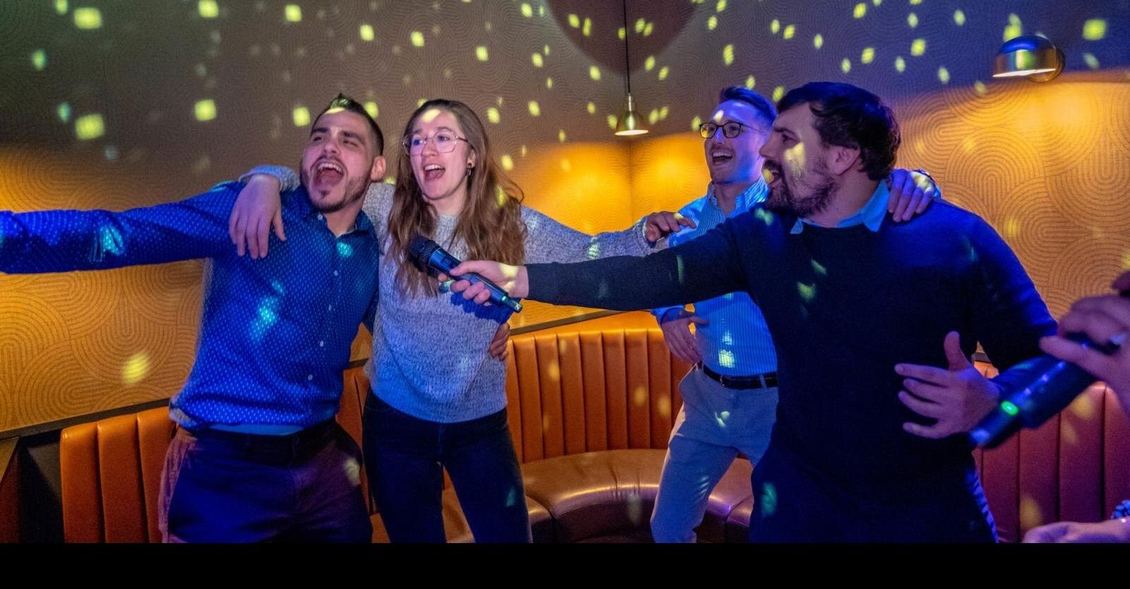 Managers, executives, employees with a microphone in hand this is the ideal activity to create a mix and a moment of conviviality